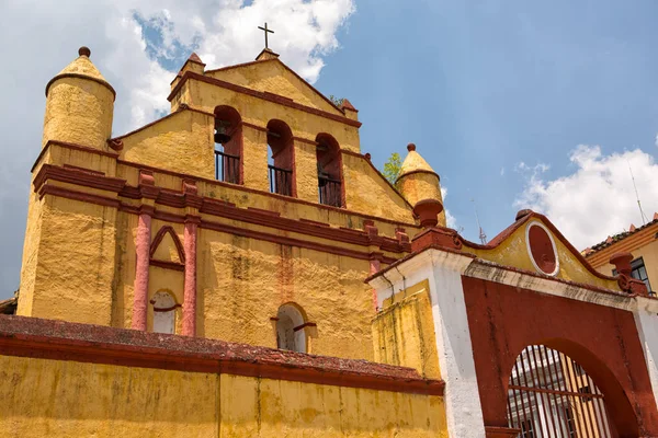 Koloniale kerk gevel in San Cristobal de las Casas, Mexico — Stockfoto