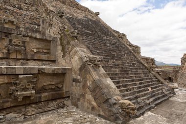 Meksika'da Teotihuacan arkeolojik sitesinde oyulmuş heykeller piramit süslenmiş