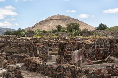 15 Mayıs 2014 Teotihuacan, Meksika: Antik Aztek harabe stuctures güneşin Teotihucan arkeolojik alanında arka planda Piramidi ile