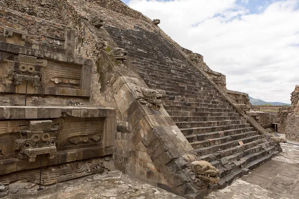 メキシコでテオティワカン遺跡で切り分けられた彫像で飾られたピラミッド — ストック写真