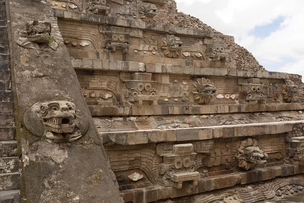 Piramit Teotihuacan Meksika oyulmuş heykeller ile dekore edilmiş — Stok fotoğraf