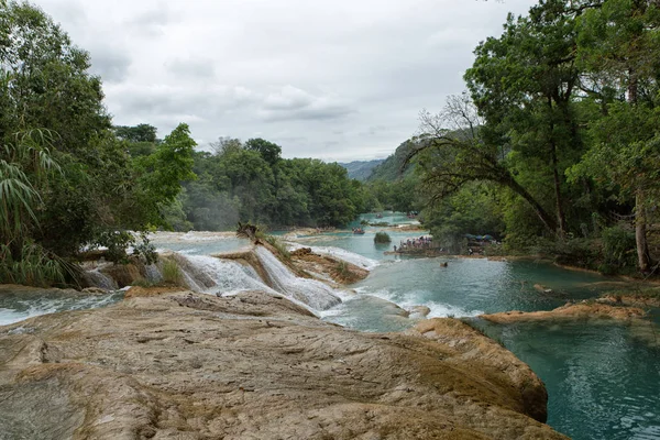 Водопад Агуа Азул в штате Чьяпас в Мексике — стоковое фото