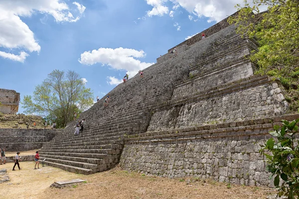 Abril 2014 Uxmal México Turistas Sobem Escadas Íngremes Uma Pirâmide — Fotografia de Stock