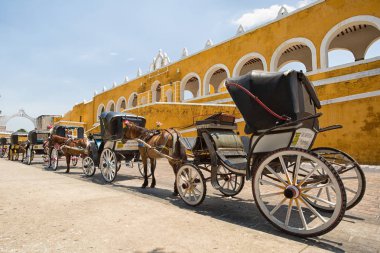 24 Nisan 2014 Izamal, Meksika: at çizilmiş arabaları bekleyenler turistlere colonia kasaba sarı Manastırı tarafından