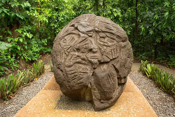 Großer prä-hispanischer olmekischer Basaltkopf in Mexiko — Stockfoto