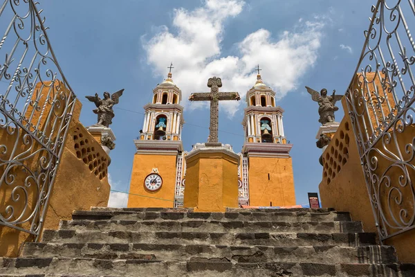 Храм побудований на вершині піраміда в Чолула, Мексика Ліцензійні Стокові Фото