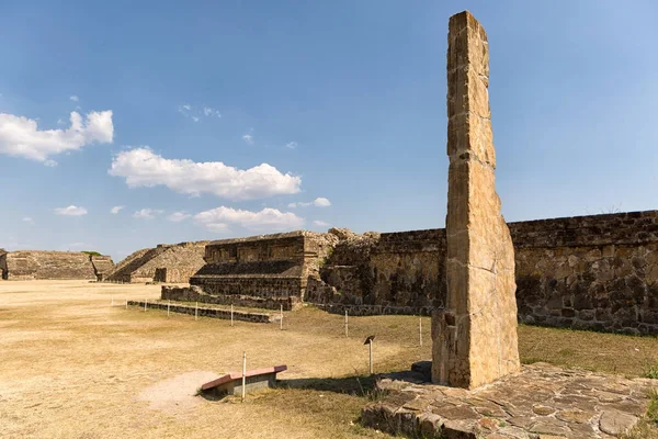 Monte Alban jest duży prekolumbijskich Zapotec archeologicznego w Meksyku — Zdjęcie stockowe