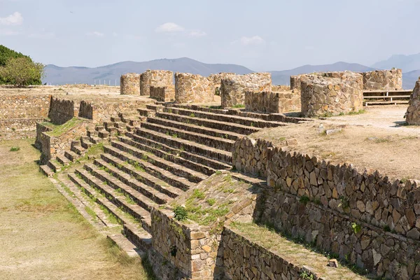 Monte Alban jest duży prekolumbijskich Zapotec wykopaliska archeologiczne — Zdjęcie stockowe