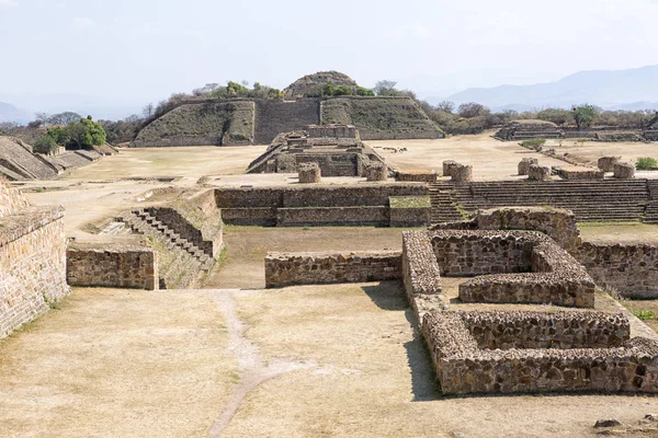 Monte Alban jest duży Zapotec prekolumbijskich ruin Meksyk — Zdjęcie stockowe