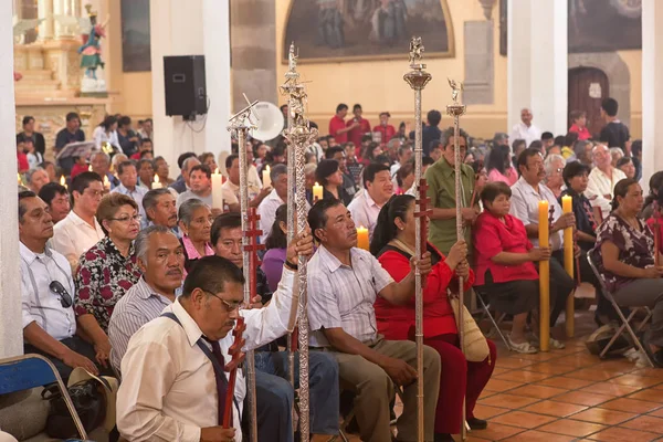 墨西哥乔卢拉教堂里的人们 — 图库照片