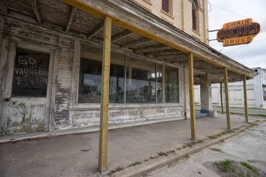 San Diego Texas binayı terk etti. 