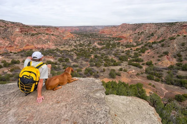 December 2015 Palo Duro Texas Man Sitting Cliff Dog While — Stock Photo, Image