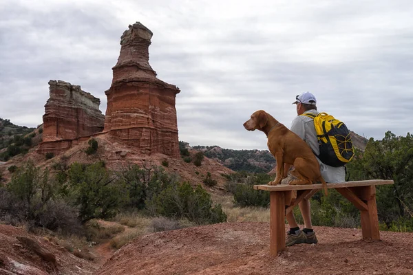 Tourist with dog in Palo Duro state park, Texas — Stock Photo, Image