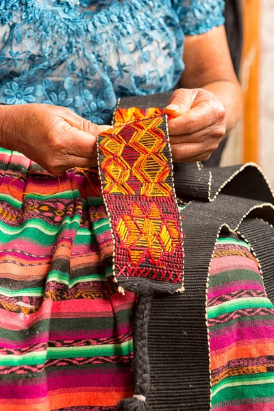 Primer plano de las manos de la artesana maya — Foto de Stock