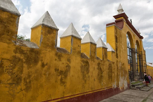 Březen 2014 Cholula Mexiko Lidé Stojící Brány Přístup Kláštera San — Stock fotografie