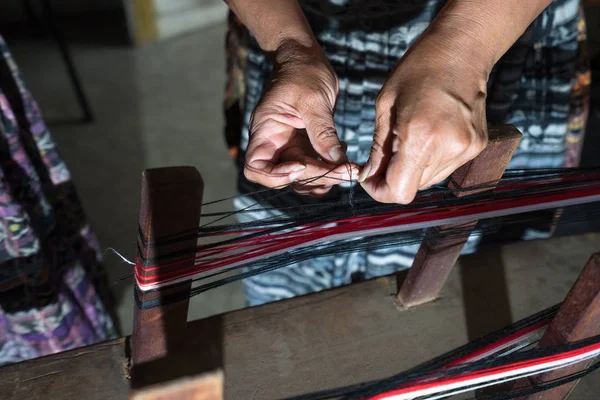 Hände einer Maya-Kunsthandwerkerin — Stockfoto