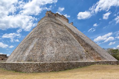 Uxmal arkeolojik sitesinde piramit 