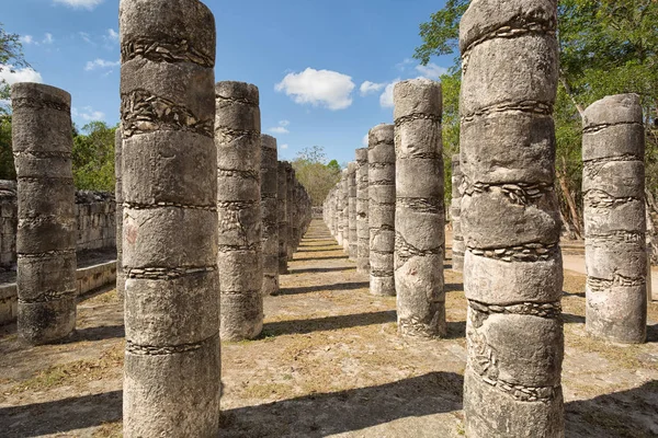 Kolommen in de tempel van een duizend strijders op de Chichén Itzá — Stockfoto