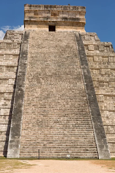 Kukulcan également connu sous le nom El Castillo mésoaméricain step-pyramid — Photo