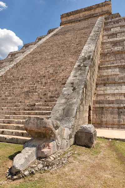 Sculpted snake head closeup at the base of Kukulcan Chichen Itza — Stock Photo, Image