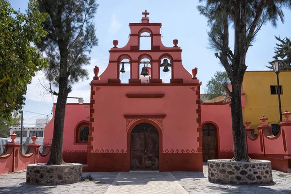 Liten koloniala kyrka i Bernal Mexiko — Stockfoto