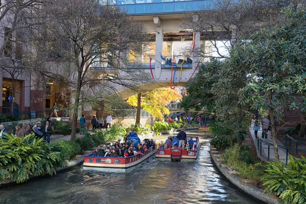 Nehir gezisi şehir San Antonio ABD ile — Stok fotoğraf