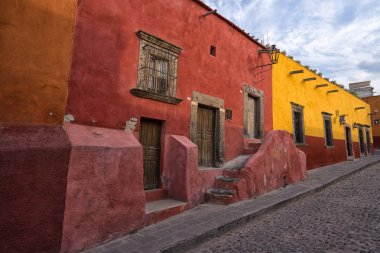San Miguel de Allende Meksika renkli sömürge mimarisi 
