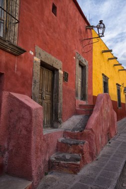 San Miguel de Allende Meksika renkli sömürge mimarisi 