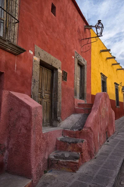 Kolorowe architektury kolonialnej w San Miguel de Allende, Meksyk — Zdjęcie stockowe