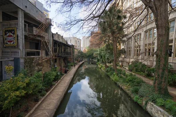 nehir yürümek-den geçerek şehir San Antonio Texas ABD 