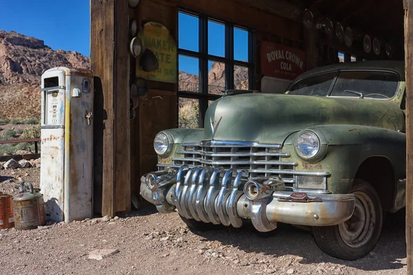 Vintageautomobile zaparkovali ve stodole — Stock fotografie