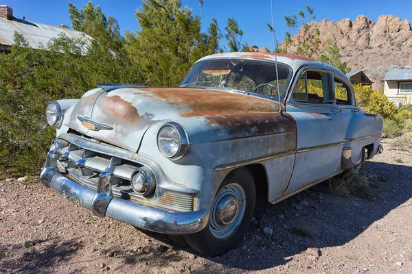 Vintage vehicle in the desert — Stock Photo, Image