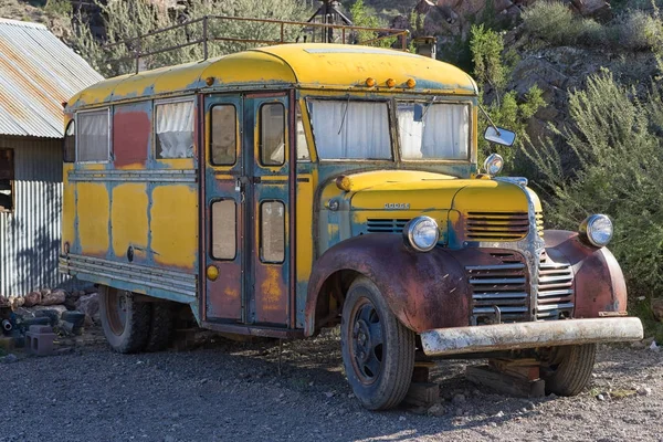 Opuštěné ročník školní autobus — Stock fotografie