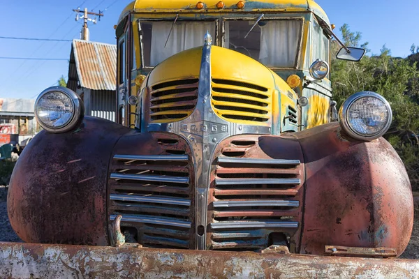Винтажный заброшенный грузовик крупным планом — стоковое фото