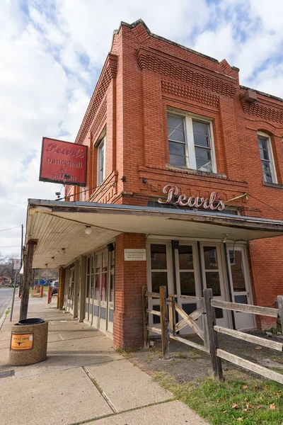 Edificio histórico de la sala de baile vaquero Pearls en Fort Worth Texas EE.UU. — Foto de Stock