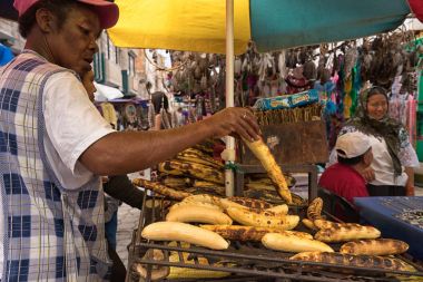 Otavalo, Ekvador-Kasım 25, 2017: Cumartesi Pazar içinde pişmiş muz hazırlanıyor sokak satıcısı