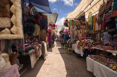 Otavalo, Ekvador-Aralık 23, 2017: Plaza de pançolar esnaf Pazar şehir merkezi 