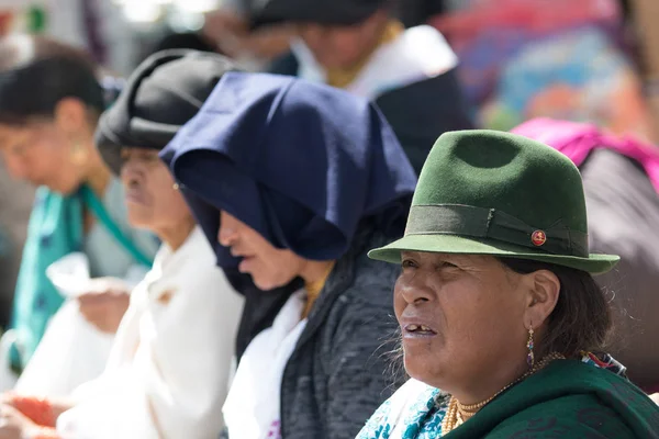 Mujeres indígenas i Otavalo Ecuador — Foto de Stock
