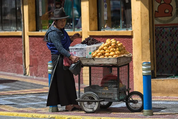 Вуличних продавців в Otavalo, Еквадор — стокове фото