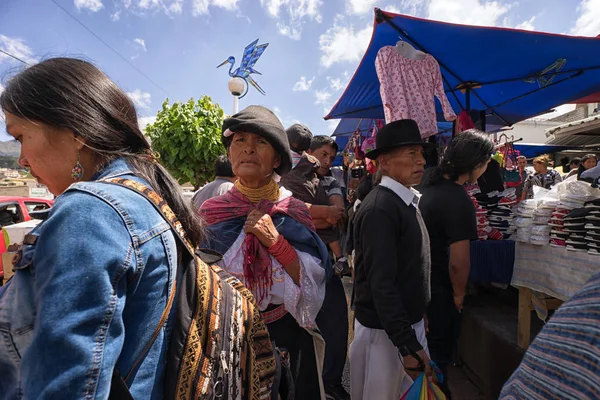 Mensen in de lokale markt in Otavalo, Ecuador — Stockfoto