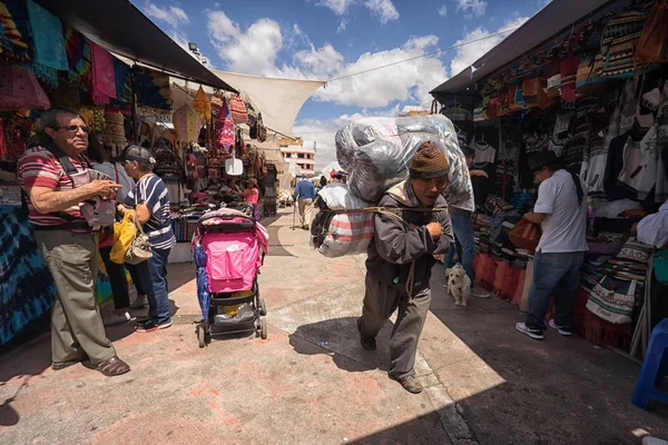 Mercado artesanal Plaza de Ponchos en Otavalo, Ecuador — Foto de Stock