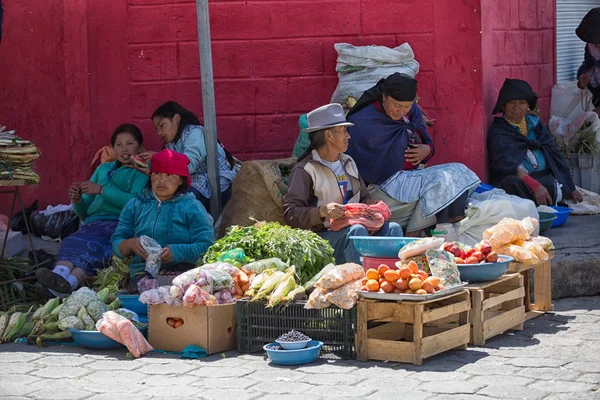 Корінні постачальників у Otavalo, Еквадор — стокове фото