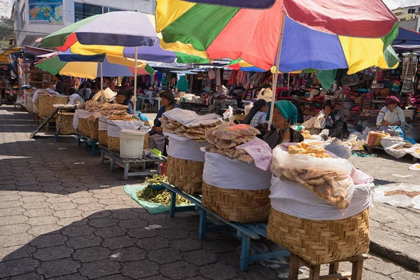 Otavalo Ecuador December 2017 Inheemse Leveranciers Verkoop Van Gebak Zaterdagmarkt — Stockfoto