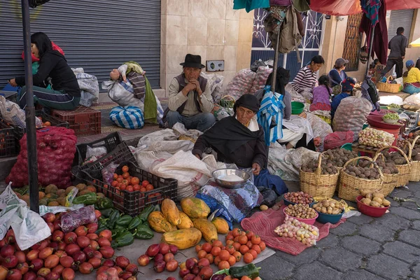 Корінним фермерів ринок в Otavalo, Еквадор — стокове фото