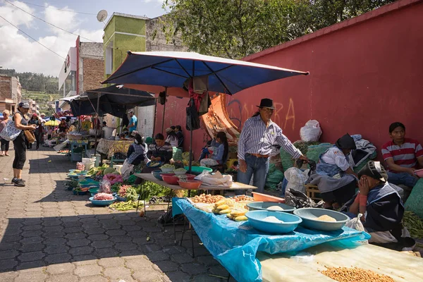 Inheemse producten markt in Otavalo, Ecuador — Stockfoto