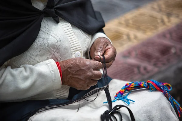 Крупним планом рук послугами в digenous ремісник жінка в Еквадорі — стокове фото