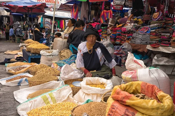 Корінні кечуа жінка в Otavalo, Еквадор виробляти ринку — стокове фото