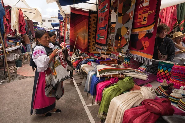 A kézműves piac, itt: Otavalo, Ecuador Stock Kép