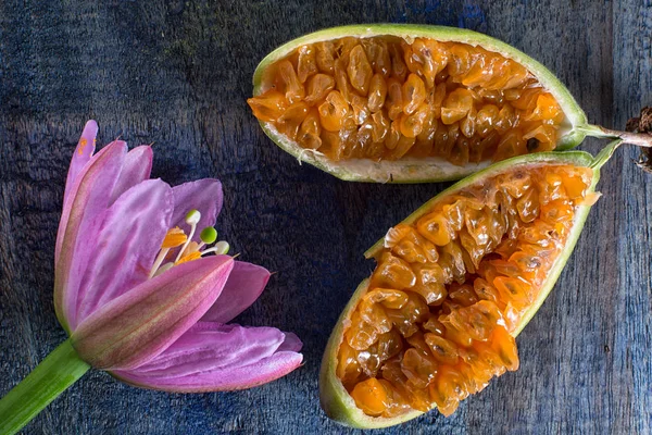 Flor y fruta de la pasión cortada madura también conocido como taxo — Foto de Stock