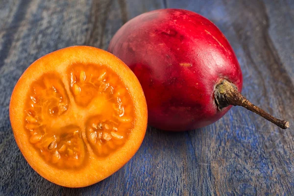 Taglio maturo e tamarillo intero primo piano — Foto Stock